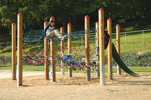 Dětský cirkus, dubové sloupy