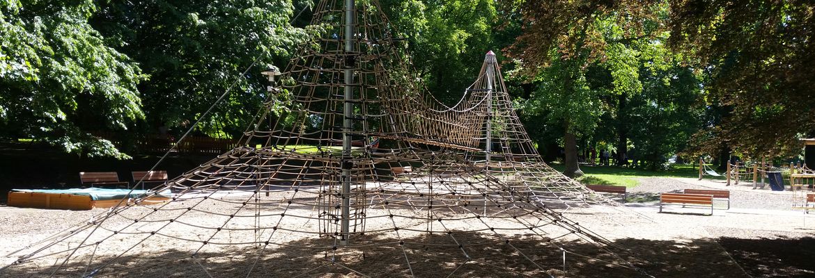 Dětské lanové hřiště v zámeckém parku lanová pyramida