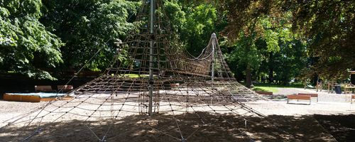 Dětské lanové hřiště v zámeckém parku lanová pyramida